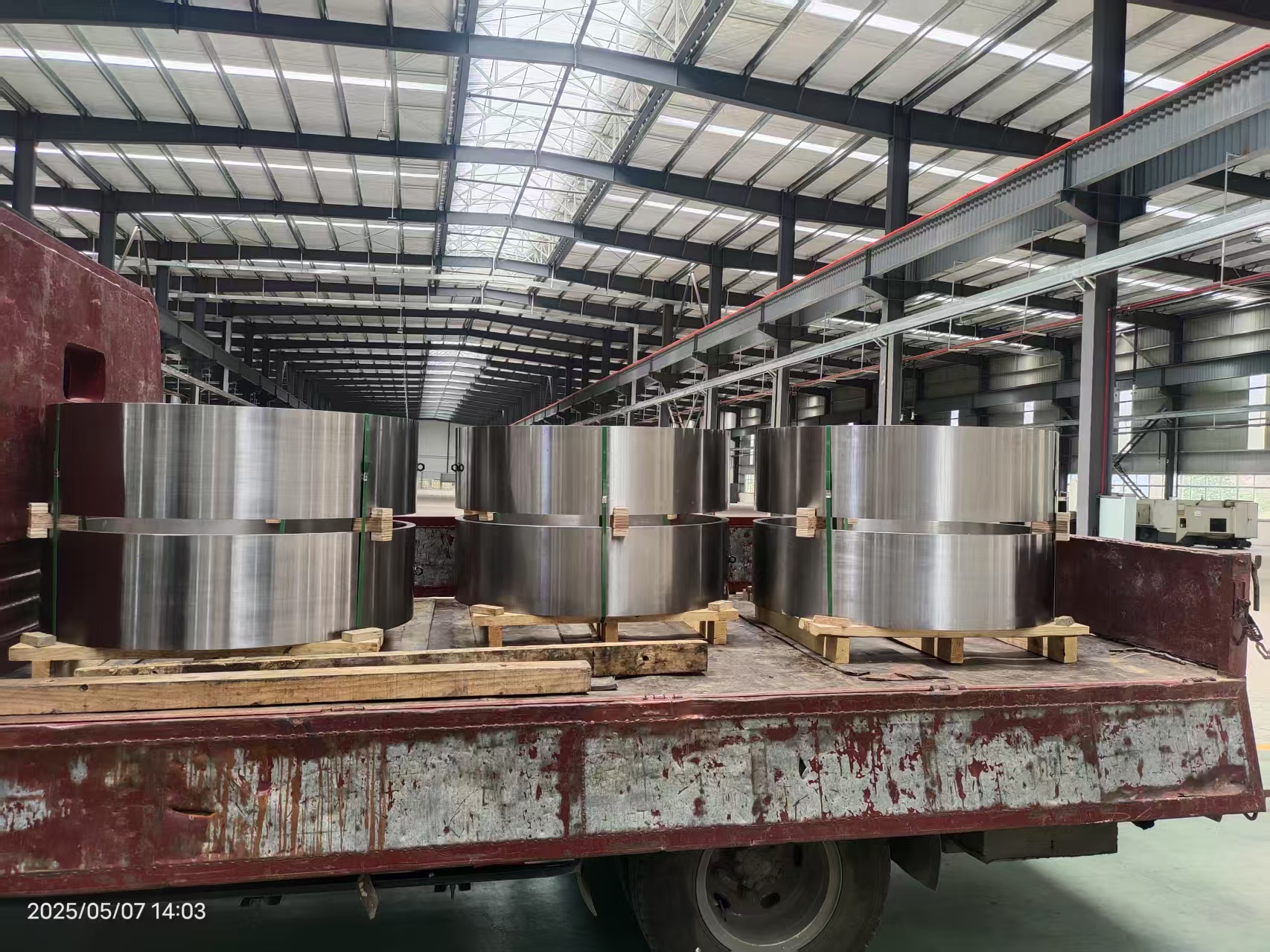 การตีขึ้นรูปอุปกรณ์เครื่องจักรกลประเภทใดที่เหมาะกับการตีขึ้นรูปเพลาหน้าเพลากลวง